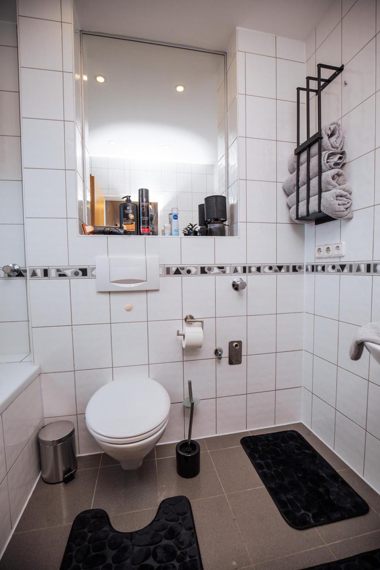 Bold & Black - Balcony - Netflix - Wifi - 5 Person Apartment *