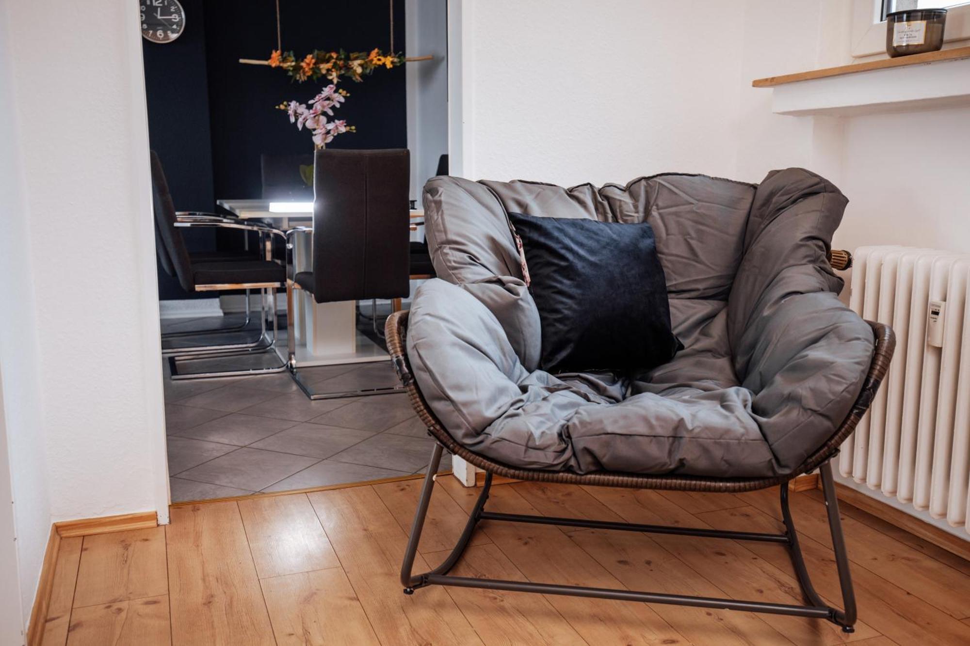 Bold & Black - Balcony - Netflix - Wifi - 5 Person Apartment Bochum