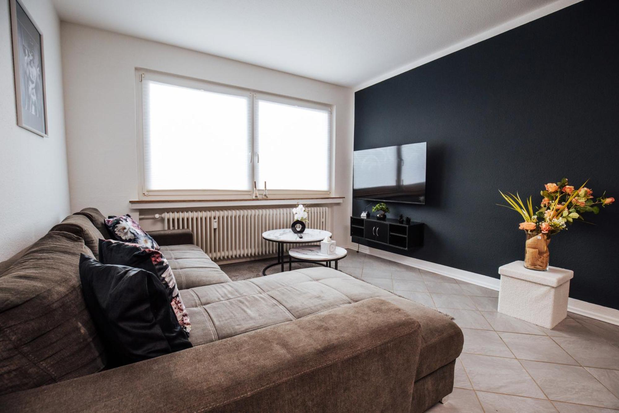 Bold & Black - Balcony - Netflix - Wifi - 5 Person Apartment *