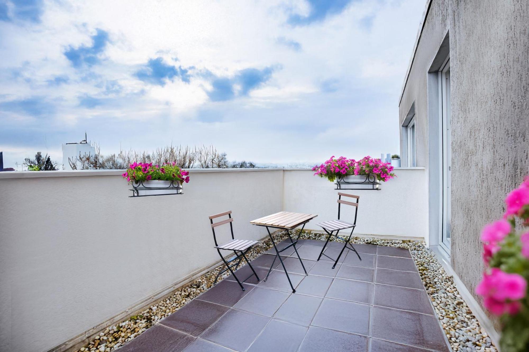 Bold & Black - Balcony - Netflix - Wifi - 5 Person