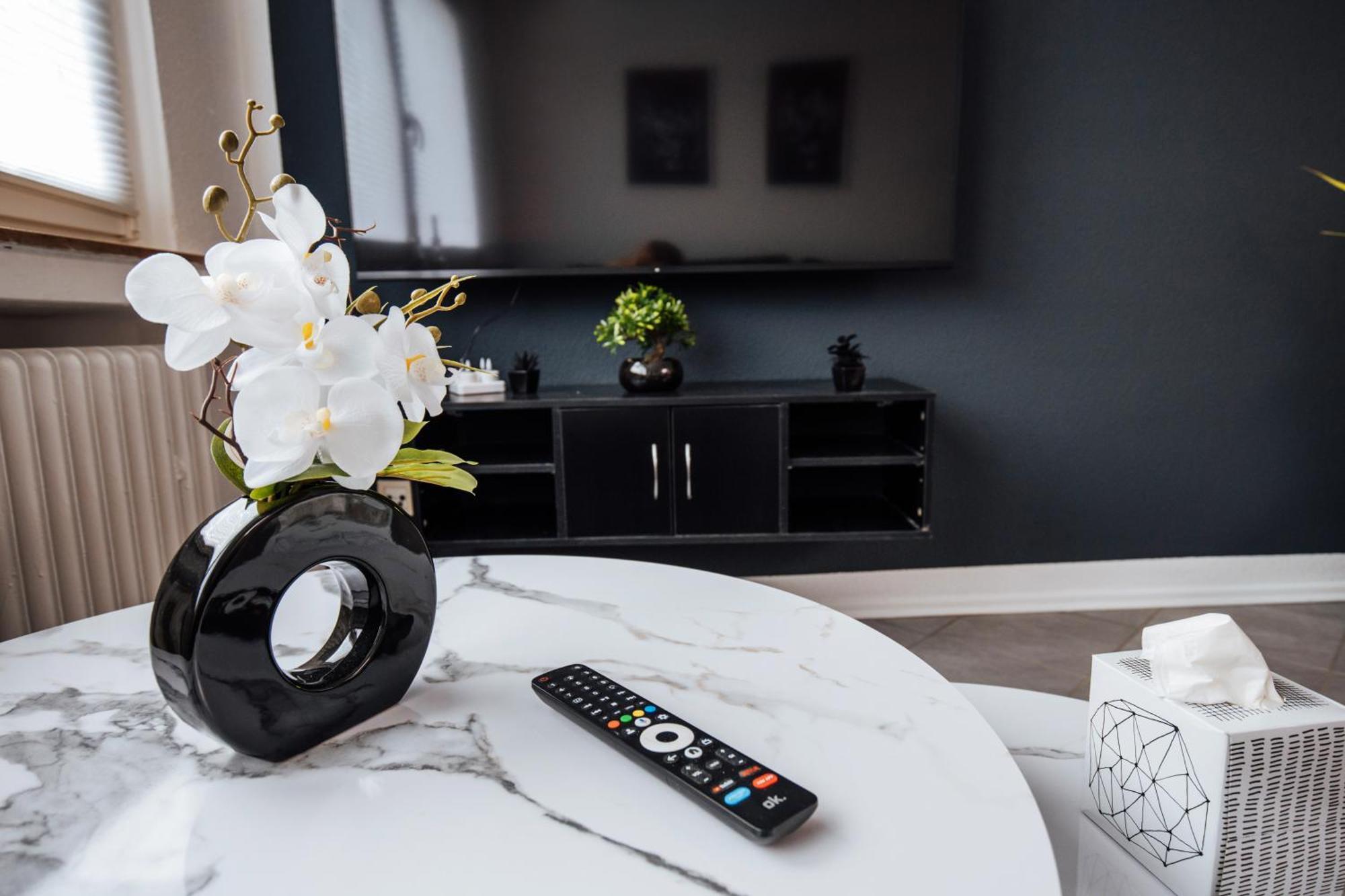 Bold & Black - Balcony - Netflix - Wifi - 5 Person Apartment *