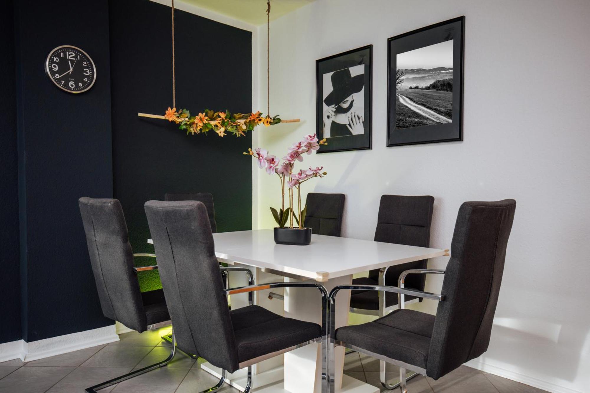 Bold & Black - Balcony - Netflix - Wifi - 5 Person